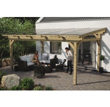 Drevená pergola so sedacou súpravou a dvoma ľuďmi v záhrade