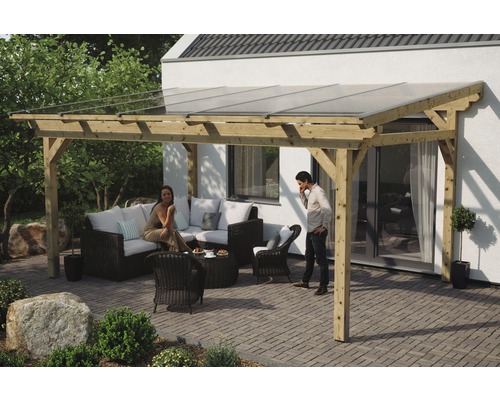Drevená pergola so sedacou súpravou a dvoma ľuďmi v záhrade