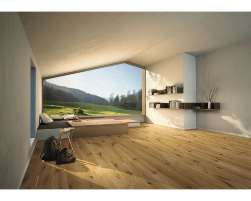 Svetlá izba s drevenou podlahou, veľké okno s výhľadom na zelenú krajinu, police a minimalistický nábytok