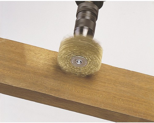 Drôtená kefa pripevnená k vŕtačke pri práci s drevom