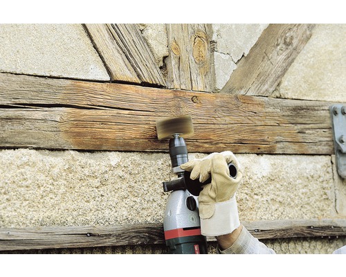 Vŕtačka s kefovým nadstavcom sa používa na drevený trám.