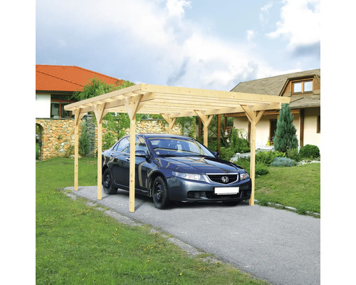 Auto pod dreveným prístreškom pre auto