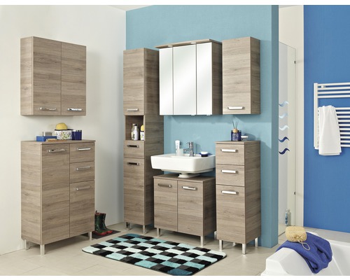 Kúpeľňa s umývadlom, zrkadlom, skrinkami a policami v modernom dizajne.