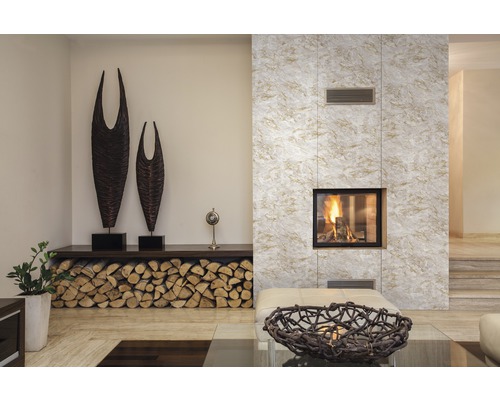 Obývacia izba s krbom, polenami, dekoráciou a moderným dizajnom