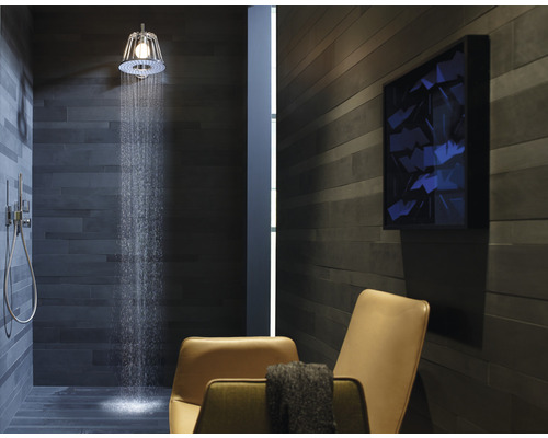 Kúpeľňa so sprchou, sprchovou hlavicou, obkladanou stenou, stoličkou a umeleckým dielom
