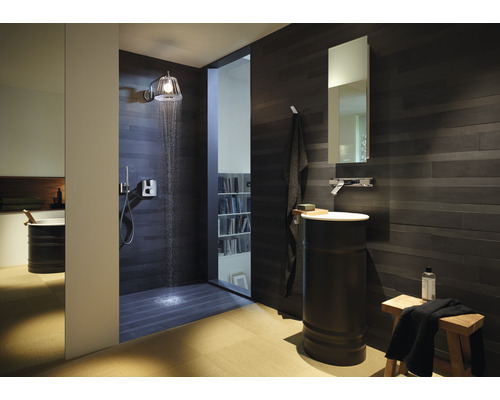 Kúpeľňa so sprchou, umývadlom a zrkadlom