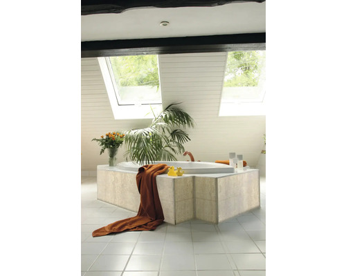 Kúpeľňa s vaňou, uterákom, gumenými kačičkami, rastlinou, kvetmi a strešným oknom