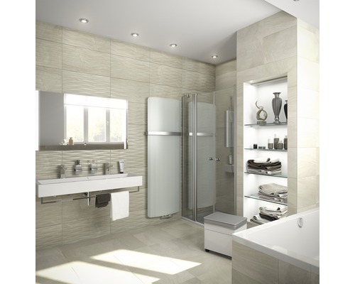 Svetlá kúpeľňa s umývadlom, zrkadlom, ohrievačom uterákov, sprchou a regálom