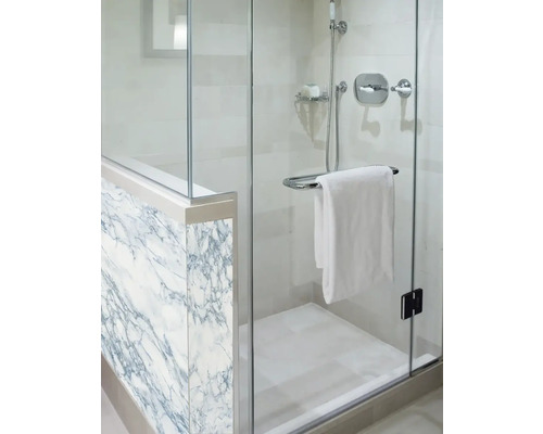 Sprchovací kút so sklenenými dverami, držiakom na uteráky a mramorovým obkladom
