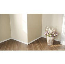 Roh miestnosti s drevenou podlahou a košíkom kvetov