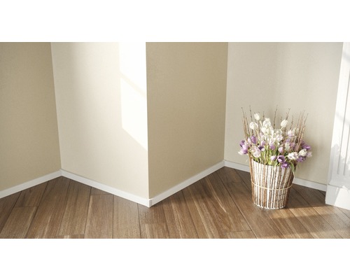 Roh miestnosti s drevenou podlahou a košíkom kvetov