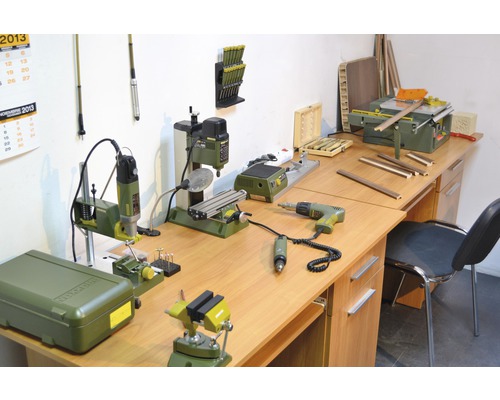 Pracovný stôl s rôznym náradím a vybavením na spracovanie dreva