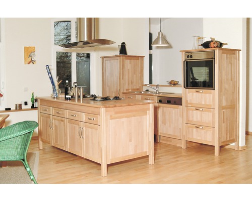 Svetlá drevená kuchyňa s varným ostrovčekom, odsávačom pár a vstavanou rúrou