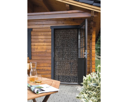 Drevený záhradný domček so sieťkou proti hmyzu na otvorených dverách