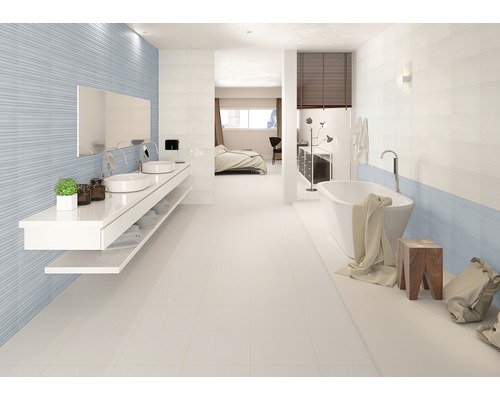 Svetlá kúpeľňa s umývadlom, vaňou a obkladmi