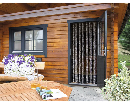 Drevený záhradný domček s oknom, dvere s perličkovým závesom, drevený stôl a kvety