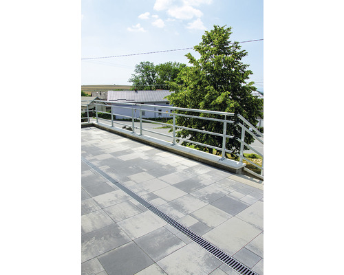 Terasa so sivými dlaždicami a odvodňovacím žľabom