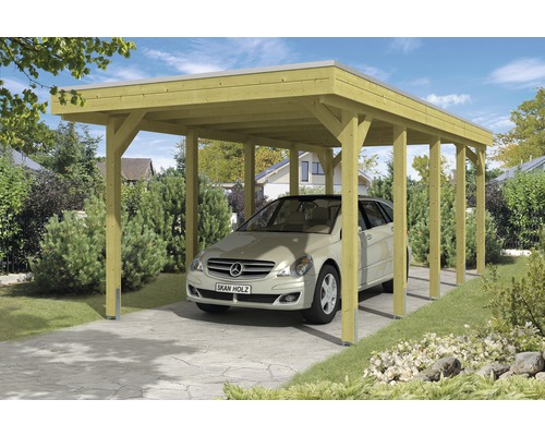 Drevený prístrešok pre auto s parkujúcim autom v záhrade