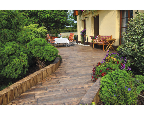 Betónová dlažba Bark 7 doska 89x25x5 cm béžovo-hnedá Exteriér s drevenou terasou, záhradným nábytkom a rastlinami