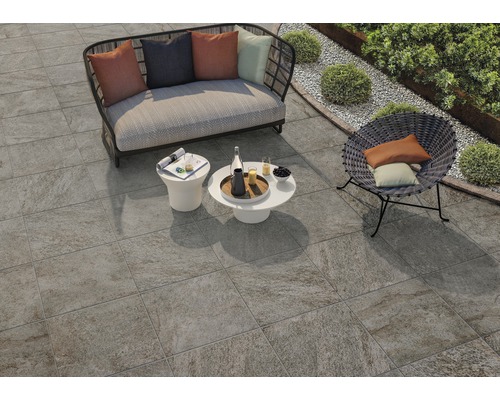 Vonkajší priestor s terasovými dlaždicami, posedením a záhradným dizajnom