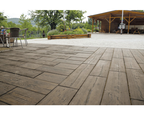 Terasa s dlažobnými kockami so vzhľadom dreva a záhradným nábytkom