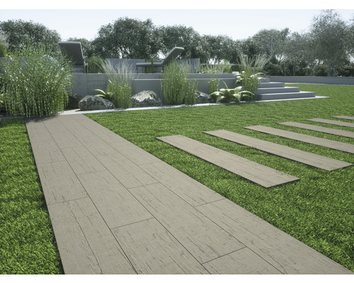 Záhrada s trávnikom a chodníkovými dlaždicami