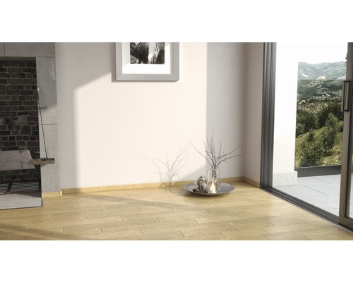 Interiér s drevenou podlahou, krbom a oknami