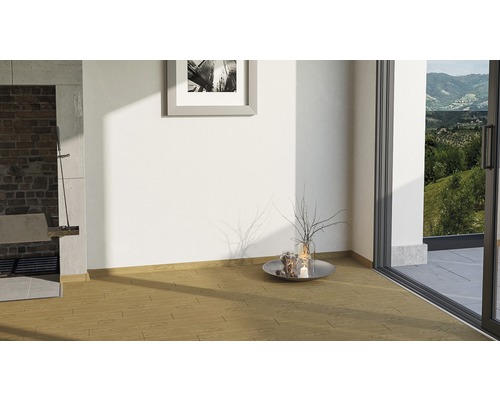 Svetlá izba s drevenou podlahou, krbom a oknom do záhrady