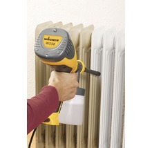 Osoba strieka radiátor pomocou striekacieho systému Wagner W550.