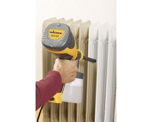 Osoba strieka radiátor pomocou striekacieho systému Wagner W550.