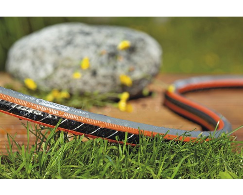 Záhradná hadica Gardena na trávniku