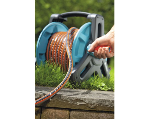 Záhradná hadica na hadicovom vozíku s ručnou kľukou