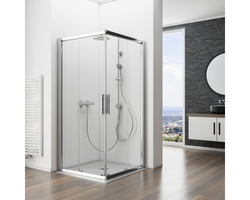 Kúpeľňa so sprchou, umývadlom a zrkadlom