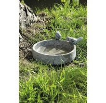 Kamenné napájadlo pre vtáky s dvoma vtáčími figúrkami v záhrade