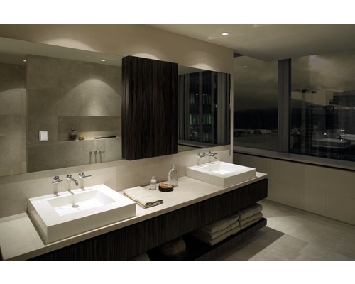 Kúpeľňa s dvoma umývadlami, zrkadlom a drevenou skriňou