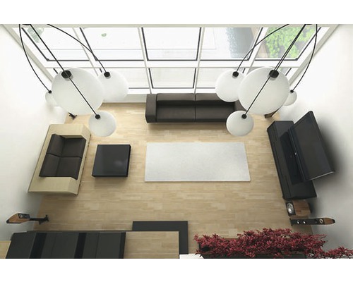 Pohľad zhora na obývaciu izbu s pohovkami, stolom a osvetlením pod sklenenou strechou