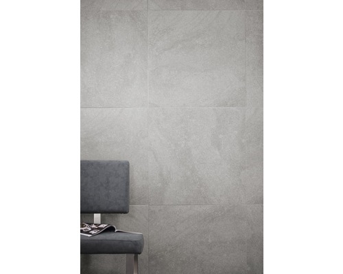 Nástenná dekorácia so sivými dlaždicami a posedením