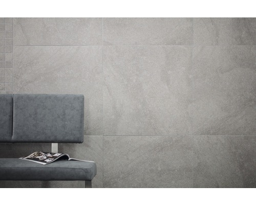 Nástenná dekorácia s veľkoformátovými sivými dlaždicami a lavicou