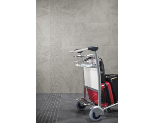 Obklady stien a podláh s vozíkom v interiéri