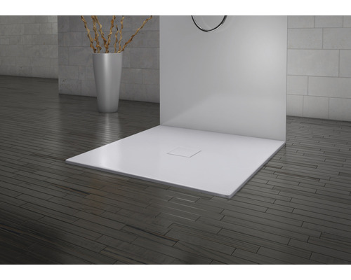 Štvorcová sprchová vanička s odtokom v kúpeľni.