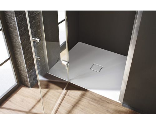 Sprchovací kút walk-in s plochou sprchovou vaničkou a sklenenou stenou v modernej kúpeľni.