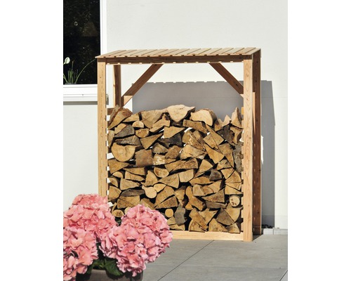 Regál na drevo plný palivového dreva v záhrade