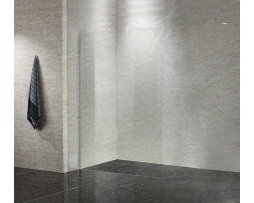 Kúpeľňa so sklenenou sprchovou stenou a uterákom