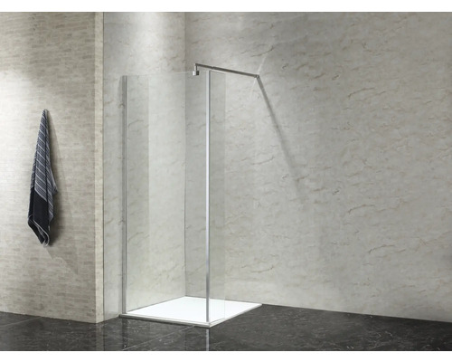 Sprchovací kút so sprchovou zástenou a uterákom