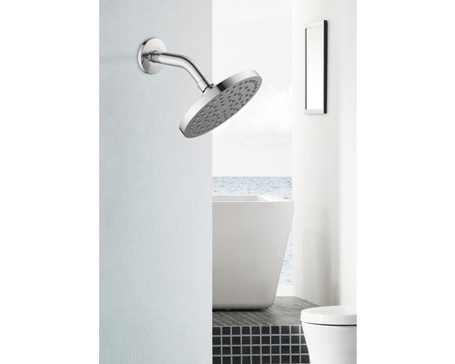 Hlavová sprcha na stene v kúpeľni