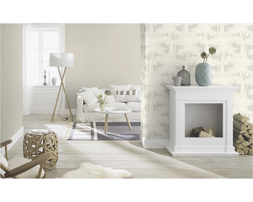 Svetlá obývacia izba s pohovkou, stolom, lampou, krbom a tapetou s motívom lesa