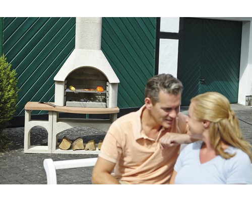 Betónový grilovací krb s úložným priestorom na drevo a dve osoby