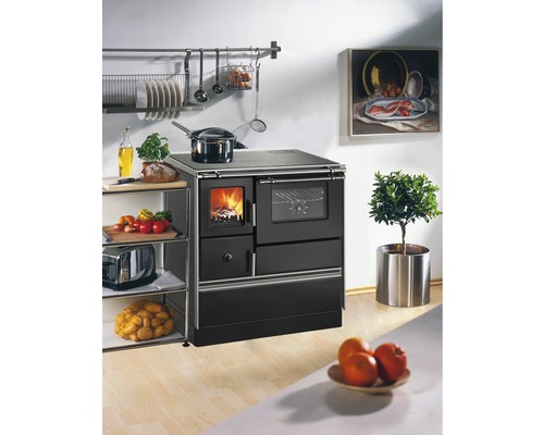 Kuchynská scéna s kachľami na drevo, kuchynským náčiním a potravinami vo svetlej kuchyni.