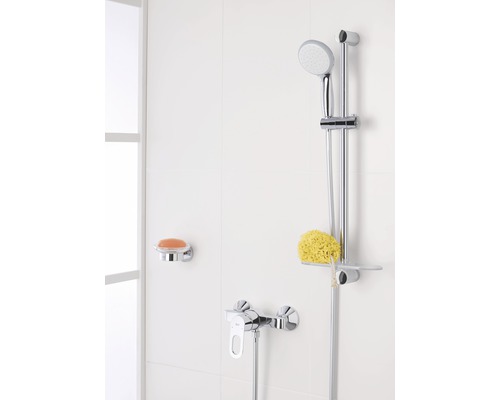 Sprchová súprava s ručnou sprchou, sprchovou tyčou, miskou na mydlo a sprchovou batériou v kúpeľni.