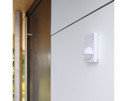 Vonkajší nástenný detektor pohybu namontovaný na stene.